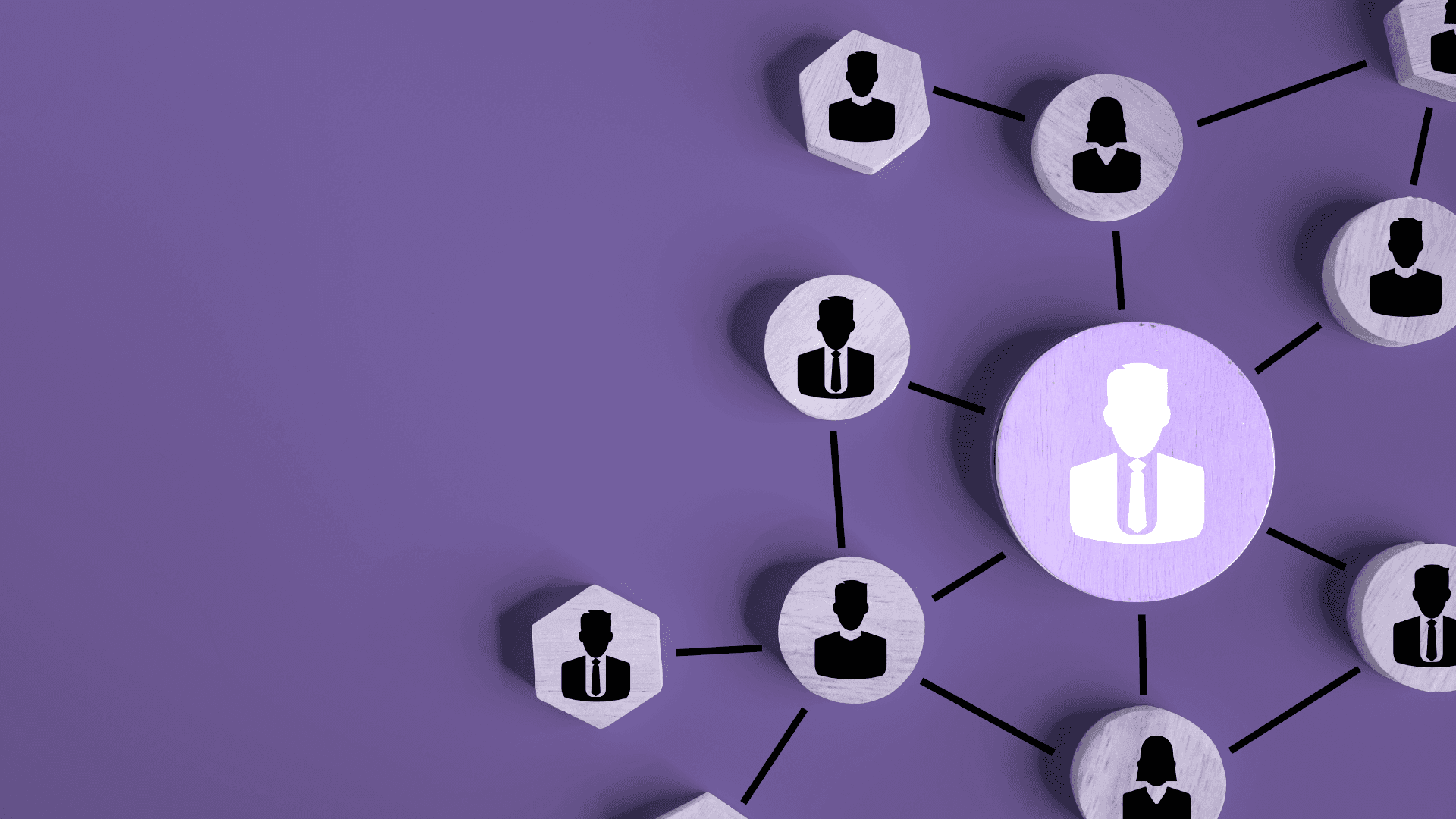 Diagrama visual de uma rede hierárquica de profissionais conectados, com destaque para o nó central em lilás sobre fundo roxo para ilustrar temas de liderança, gestão de pessoas e redes colaborativas.
